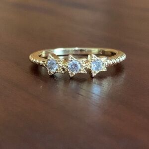 Gold tone rhinestone star ring size 7